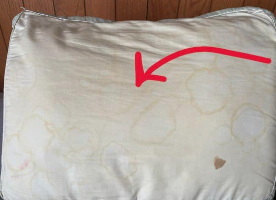 Here is why pillows become yellow, and you should know what it means H 235