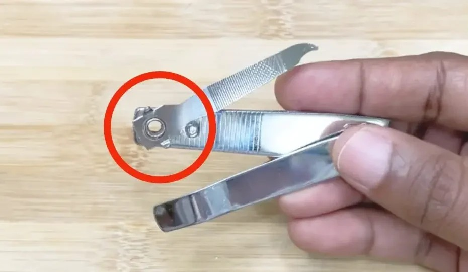 Nail clippers, the secret option that makes your life easier: almost no one notices them.